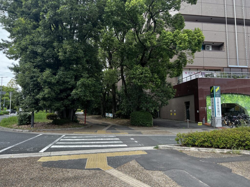 三井住友銀行を右手に見ながら真っすぐ北上。最初の横断歩道